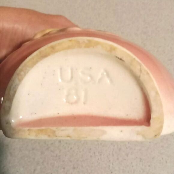 VINTAGE HULL POTTERY "SUNGLOW" WALL POCKET USA #81 holds flowers, plants - Picture 3 of 3